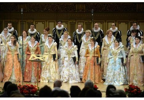 ÎN FORMULĂ COMPLETĂ. Deşi de regulă în turneele naţionale Corul Madrigal nu apare în formula completă, la Oradea vor fi pe scenă toţi cei 40 de componenţi, interpretând muzică religioasă, renascentistă şi tradiţională românească