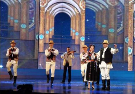 JOC ŞI VOIE BUNĂ. Ansamblul Crişana a promovat muzica şi dansurile populare din Bihor nu doar în ţară, ci şi în cele mai îndepărtate colţuri ale lumii. În 2010, a dat în China un recital în deschiderea Festivalului Internaţional de Film de la Shanghai (foto)