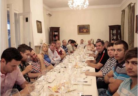 TESTE BAHICE. În timpul degustărilor de la Enoteca Millésime, într-un ambient elegant, participanţii învaţă să savureze şi să aprecieze corect vinuri produse atât în România, cât şi în alte ţări cu o mare tradiţie în viticultură
