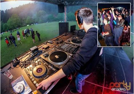 (foto: Party Oradea) UN DECENIU LA ŞUNCUIUŞ. De 10 ani încoace, la Şuncuiuş se organizează un festival dedicat tinerilor amatori de muzică electronică, ascultată - cum altfel de 1 Mai? - decât în aer liber...