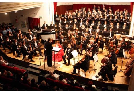 PROFESIONIŞTII. Formată din 60 de instrumentişti, cărora li se alătură adesea şi diverşi colaboratori, orchestra simfonică a Filarmonicii din Oradea va susţine, în această stagiune, 38 de concerte