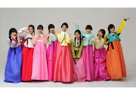 COREEA-FASHION. Programul cultural pregătit de Ambasada Coreei de Sud în România cuprinde şi o mică prezentare de modă cu costume tradiţionale coreene, numite hanbok, caracterizate prin culori vibrante, fuste largi şi înalte şi jachete scurte