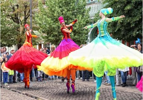 SHOW LA ÎNĂLŢIME. Piaţa Unirii va fi colorată în această Toamnă Orădeană de artistele Teatrului Pavana din Olanda, care vor da spectacole de "balet" pe picioroange, purtând rochii făcute din câte 250 de metri de material