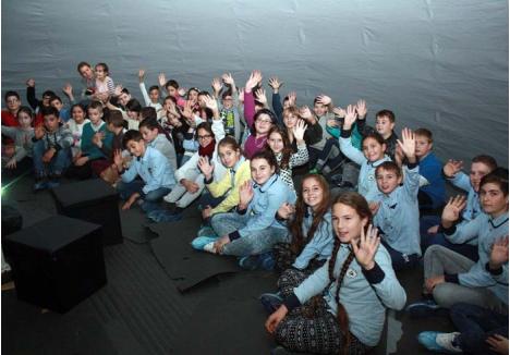 MICII EXPLORATORI. La finalul lunii noiembrie, circa 1.000 de copii au participat în total la spectacolele educative "Exploratori ai Universului: Galileo Galilei şi Robotul Curiosity" ţinute într-un planetariu înalt de cinci metri şi cu diametru de opt metri