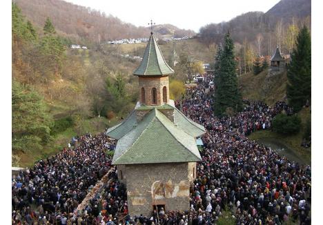 RECULEGERE. Mănăstirea Prislop din judeţul Hunedoara este una dintre destinaţiile preferate ale pelerinilor bihoreni, care merg să se reculeagă la mormântul părintelui Arsenie Boca, persecutat de comunişti şi considerat sfânt de mulţi credincioşi ortodocşi