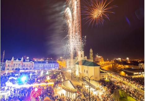 "LA MULŢI ANI!" ÎN PIAŢĂ. În primele minute ale anului 2020, cerul Oradiei va fi acoperit cu artificii colorate, căci Piaţa Unirii va găzdui din nou tradiţionala petrecere în aer liber de Revelion (foto: Visit Oradea)