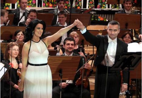 MAESTRO. La 38 de ani, Tiberiu Soare (foto) este considerat unul dintre cei mai talentaţi dirijori din România şi nu numai, însoţind-o la finalul anului trecut pe celebra soprană Angela Gheorghiu într-un turneu european. La Oradea, va conduce ultimul concert din Festivalul Primăverii