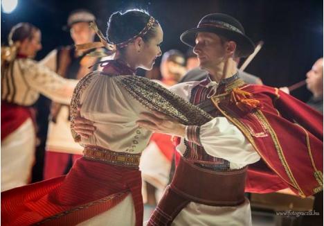 CĂLĂTORIE ÎN "CARPATIA". Între invitaţii festivalului se numără Ansamblul Folcloric Maghiar de Stat, care va aduce spectacolul "Transcarpatia invocată", o antologie a muzicii şi dansurilor tradiţionale din această regiune, aparţinând maghiarilor, românilor, ucrainienilor şi evreilor