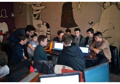 PROGRAMAŢI SĂ PROGRAMEZE. Sâmbăta trecută, la Moszkva Caffe s-a desfăşurat prima sesiune de Coder Dojo din Oradea, un proiect în cadrul căruia specialiştii îi iniţiază, gratuit, pe copii în tainele programării
