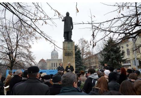 EMINESCU ÎN COR. Pe 15 ianuarie, orădenii sunt invitaţi să participe la un flash mob la statuia lui Mihai Eminescu, pentru a recita versurile uneia din cele mai frumoase poezii ale acestuia, "La steaua"