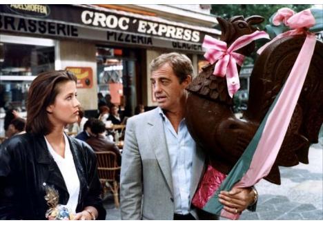SUCCES PE ECRANE. Scrisă în 1980, de actorul şi autorul francez Jean Poiret, comedia "Sărbători fericite!" (Joyeuses Pâques) a câştigat publicul în 1984, când a fost ecranizată cu o distribuţie de excepţie, rolurile principale fiind jucate de Jean-Paul Belmondo şi Sophie Marceau