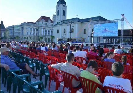HAI ÎN PIAŢĂ. O tendinţă mai veche în marile oraşe apare acum şi în Oradea, cea a evenimentelor sportive transmise "live" în piaţa centrală. Primele meciuri urmărite aici de suporteri au fost săptămâna trecută cele din finalele ligilor naţionale de polo şi baschet. Din 10 iunie, ecranul gigant va fi reinstalat pentru Euro 2016