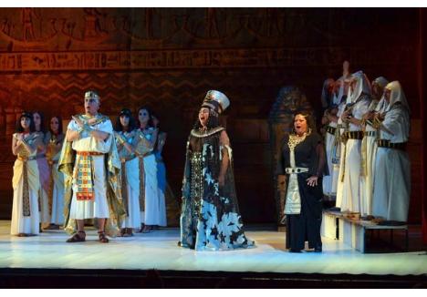 LA OPERĂ. Cel mai căutat spectacol din cadrul FITO 2014 nu a fost o reprezentaţie de teatru. Vinerea trecută orădenii s-au pus la patru ace, pentru a vedea şi auzi pe viu Aida, opera monumentală a lui Giuseppe Verdi, cu solişti din Italia şi România