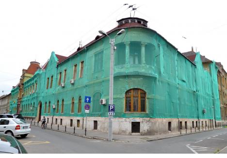 text foto: Printre clădirile supraimpozitate de Primărie cu 500% ca neîngrijite se numără, deja pentru al patrulea an, palatul Poștei Române din strada Roman Ciorogariu 12, una dintre cele mai reprezentative clădiri orădene.