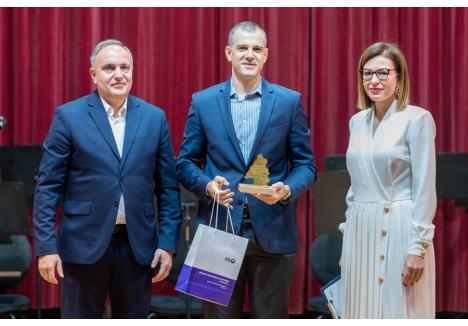 Firma Plexus deschide pentru al cincilea an la rând topul celor mai mari contribuabili la bugetul local al Oradiei. Reprezentantul companiei a primit trofeul din mâna viceprimarului Marcel Dragoș la recomandarea directorului ADLO, Alina Silaghi.