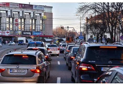 text foto: Primăria Oradea vrea să elimine ambuteiajele din intersecția bulevardelor Republicii cu Magheru cu strada Louis Pasteur prin mutarea liniei de tramvai și traficului auto în subteran.