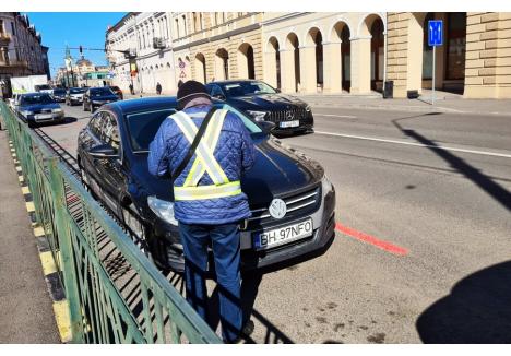 text foto: Orădenii nemulțumiți de amenzile primite vor mai putea să ceară personal lămuriri doar trei zile pe săptămână între orele 9 - 12:30.