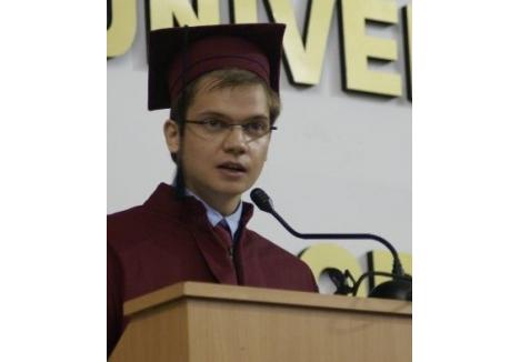 Alex Mang (foto), fiul senatorului PSD Ioan Mang, este unul din studenţii cu care Universitatea din Oradea se laudă, având atât numai note mari, cât şi rezultate meritorii la concursuri şi alte activităţi similare