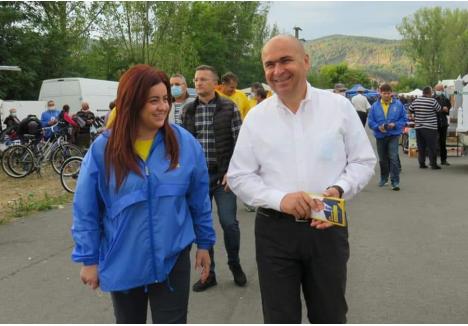 Ancuţa Şchiop în campanie electorală alături de Ilie Bolojan, în toamna anului 2020 (foto: Facebook)