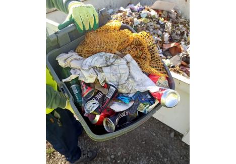 UN EXEMPLU DE "AŞA NU". O pubelă de rezidual plină de deşeuri reciclabile