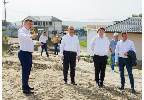 sursa foto Facebook / Ilie Bolojan: Președintele CJ Bihor a vizitat în luna august a anului trecut, la invitația primarului Ilie Leahu, șantierul Parcului din Băcioi cofinanțat de Primăria Oradea și administrația județeană