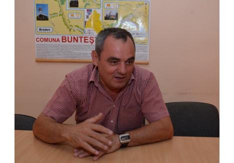 Primarul PDL Sorin Degău conduce singur Primăria Bunteşti de aproape doi ani, de când Consiliul Local a fost dizolvat