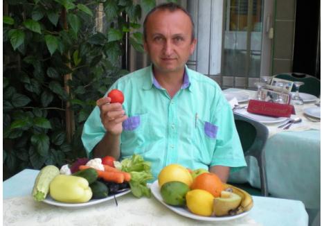 SĂNĂTATE CURATĂ. Convins că legumele şi fructele pot vindeca orice boală omenească, Florian Chirilă (foto) ţine gratuit lecţii de nutriţie vegan în restaurantul său cu acelaşi profil din Oradea. Orice doritor care vrea să afle cu ce se "mănâncă" vegetarianismul e bine-primit la cursurile sale, unde se şi gătesc reţete specifice