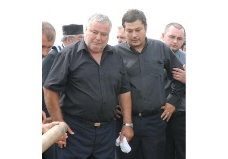 Robert Ionescu (foto dreapta), fiul fostului selecţioner de handbal Gigi Ionescu (foto stânga), acuzat de înşelăciune