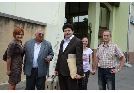 Ion Govoreanu a ieşit zâmbitor din Arestul Poliţiei Bihor. În faţa sediului Poliţiei, patronul Trei G a fost aşteptat de soţia sa, Gheorghiţă Mateuţ, unul dintre avocaţi, dar şi de Mircea Budău (foto al doilea din stânga), fostul şef al Direcţiei Sanitar Veterinare Bihor, în prezent angajat la una din firmele sale.