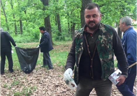 Gheorghe Bogdan, la o acțiune de ecologizare în pădurea din Delani