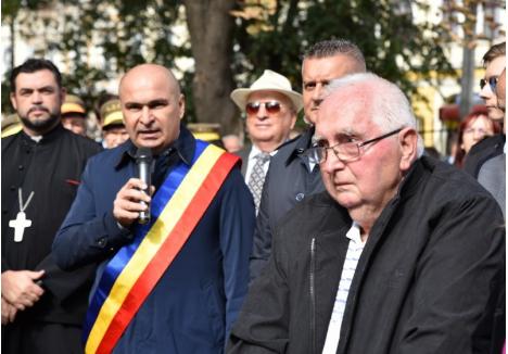 Primarul Ilie Bolojan a anunţat, pe 5 octombrie, la dezvelirea statuii lui Emanuil Gojdu, că îl va propune pe profesorul Dorel Tifor (dreapta) pentru titlul de cetăţean de onoare al Oradiei