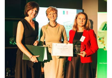 Profesoara Mihaela Moca (foto dreapta) a ridicat premiul Colegiului Economic Partenie Cosma, la festivitatea de la Riga