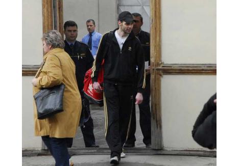 Anul trecut, pe 20 aprilie, imediat după pronunţarea sentinţei de achitare, Nicolae Oros a ieşit din Penitenciarul Oradea, unde a stat ca arestat timp de o lună