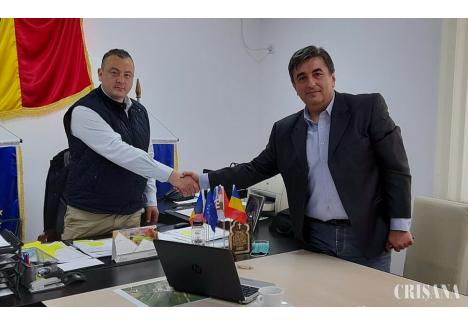 După ce l-a favorizat grosolan pe Claudiu Lupău (dreapta), primarul municipiului Beiuș, Gabriel Popa (stânga), va trebui s-o numească manager al Spitalului Municipal pe contracandidata acestuia (foto Crișana)