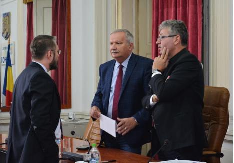 Preşedintele CJ Bihor, Pásztor Sándor, şi vicepreşedintele Ioan Mang, în discuţii strategice cu preşedintele executiv al UDMR Bihor, Szabó Ödön, după şedinţa eşuată