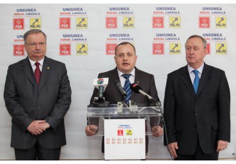 Liderii PSD, Ioan Mang (stânga), şi PNL, Cornel Popa (dreapta), l-au lăsat cu ochii-n soare pe preşedintele PC, Traian Bodea (mijloc), ultimul care a aflat că USL nu mai face sondaje interne pentru stabilirea candidaţilor la Primăria Oradea şi CJ Bihor