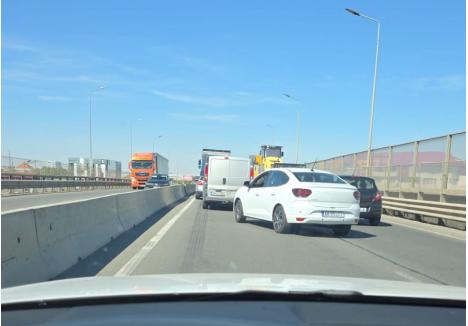 În zona în care s-a produs accidentul s-au creat cozi de mașini (foto: INFO Trafic - BIHOR)