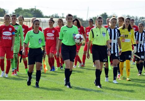 Adina Popa (centru) va arbitra la finala Cupei României la fotbal feminin