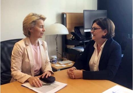 Preşedinta Comisiei Europene, Ursula von der Leyen, (stânga) şi Adina Vălean (dreapta), viitor comisar european (foto: Facebook)