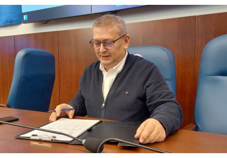 Actualul președinte al Senatului UO, Aurel Căuș, a condus prima dezbatere asupra Cartei (sursa foto: Universitatea din Oradea)