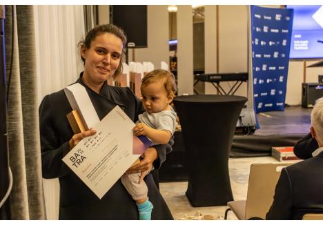 Arhitecta Greta Zsak a ridicat premiile alături de bebelușul ei, Mihai (sursa foto: BATRA 2023)
