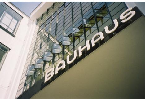 Clădirea Bauhaus din oraşul german Dessau este creaţia lui Walter Gropius, iniţiatorul curentului Bauhaus. Construcţia este una dintre cele mai reprezentative pentru curentul artistic constructivist şi este înscrisă în lista patrimoniului cultural mondial UNESCO