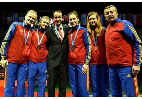Bianca Benea (prima din stânga) a reuşit să obţină medalia de bronz alături de echipa României la Campionatul European de cadeţi (foto: Augusto Bizzi)