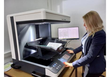 Biblioteca studențească are acum și un super-scaner, folosit pentru început la digitalizarea lucrărilor de doctorat (sursa foto: Universitatea din Oradea)