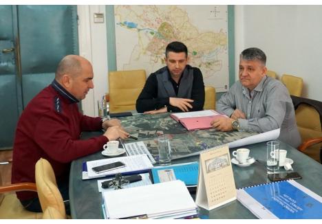 Primarul Ilie Bolojan (foto stânga) şi edilul din Nojorid, Petru Baba (dreapta) au bătut palma recent pentru construirea unui drum nou. Mang susţine că au şi alte înţelegeri...