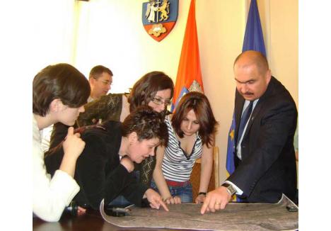 Primarul Ilie Bolojan le-a prezentat joi ziariştilor traseul viitorului drum rapid, care va lega străzile Făcliei de Ecaterina Teodoroiu