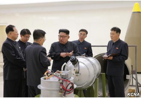 Potrivit agenției de știri Mediafax, mişcarea seismică s-a produs la doar câteva ore după ce Kim Jong-un a fost fotografiat inspectând o bombă cu hidrogen (foto), despre care agenţia de presă nord-coreeană KCNA a precizat că poate fi încărcată pe o rachetă balistică