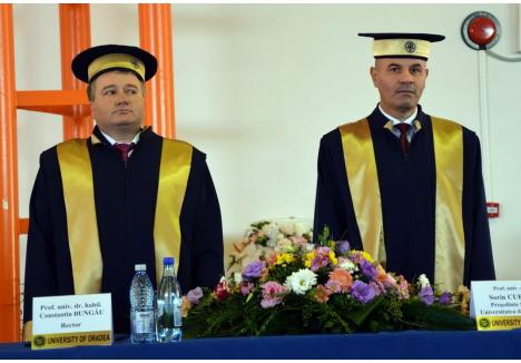 Discuţia pentru lefurile universitarilor cu funcţii de conducere i-a pus pe poziţii adverse pe rectorul Constantin Bungău şi preşedintele Senatului, Sorin Curilă