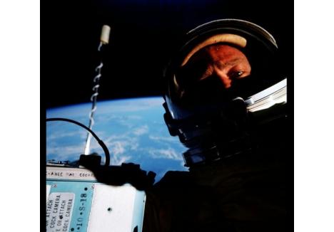 Buzz Aldrin a realizat în 1966 primul „selfie spaţial”