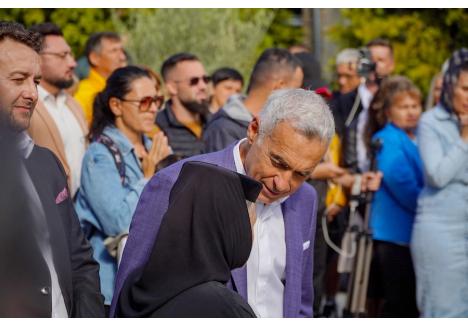 Călin Georgescu, alături de stareța Mănăstirii Sfintei Cruci, Maica Mina. Foto: Paul Lelea / BIHOREANUL